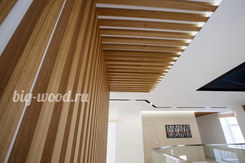 Г-образные рейки из дерева для гостиной для современного интерьера
